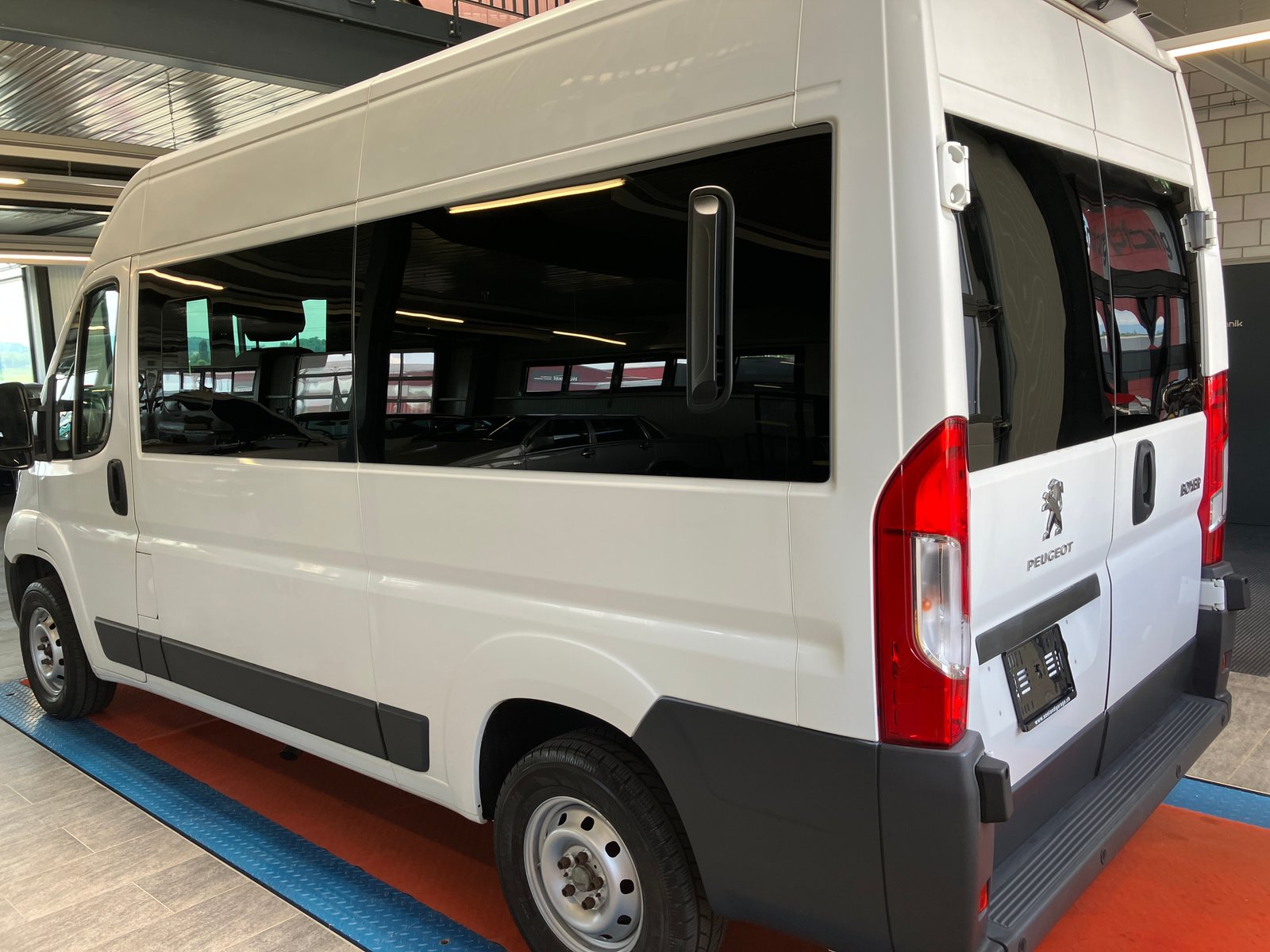 PEUGEOT Boxer 2.0 BlueHDI 333 Allure L2H2 9 Plätze, Diesel, Occasion / Gebraucht, Handschaltung - 5