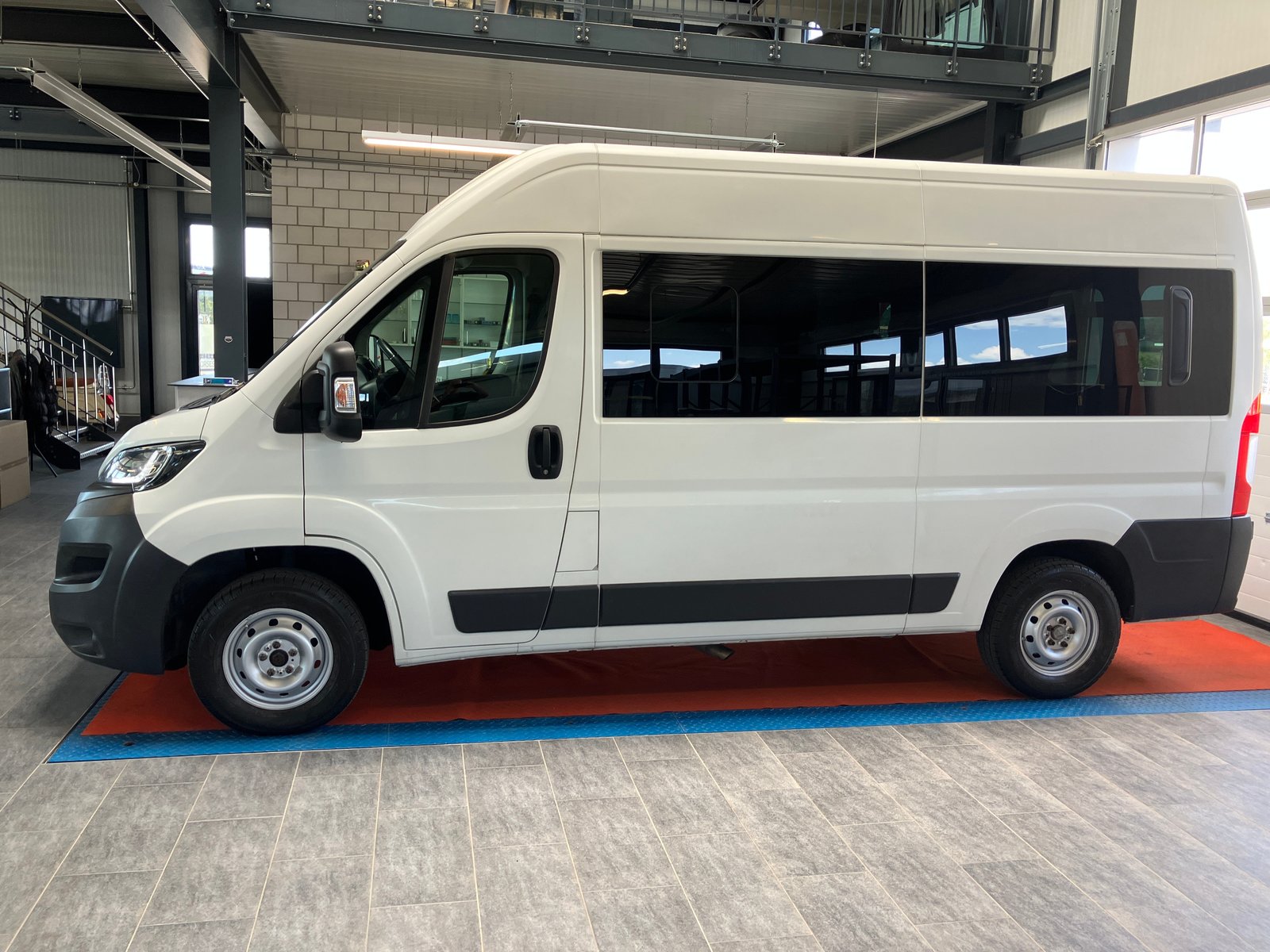 PEUGEOT Boxer 2.0 BlueHDI 333 Allure L2H2 9 Plätze, Diesel, Occasion / Gebraucht, Handschaltung - 6