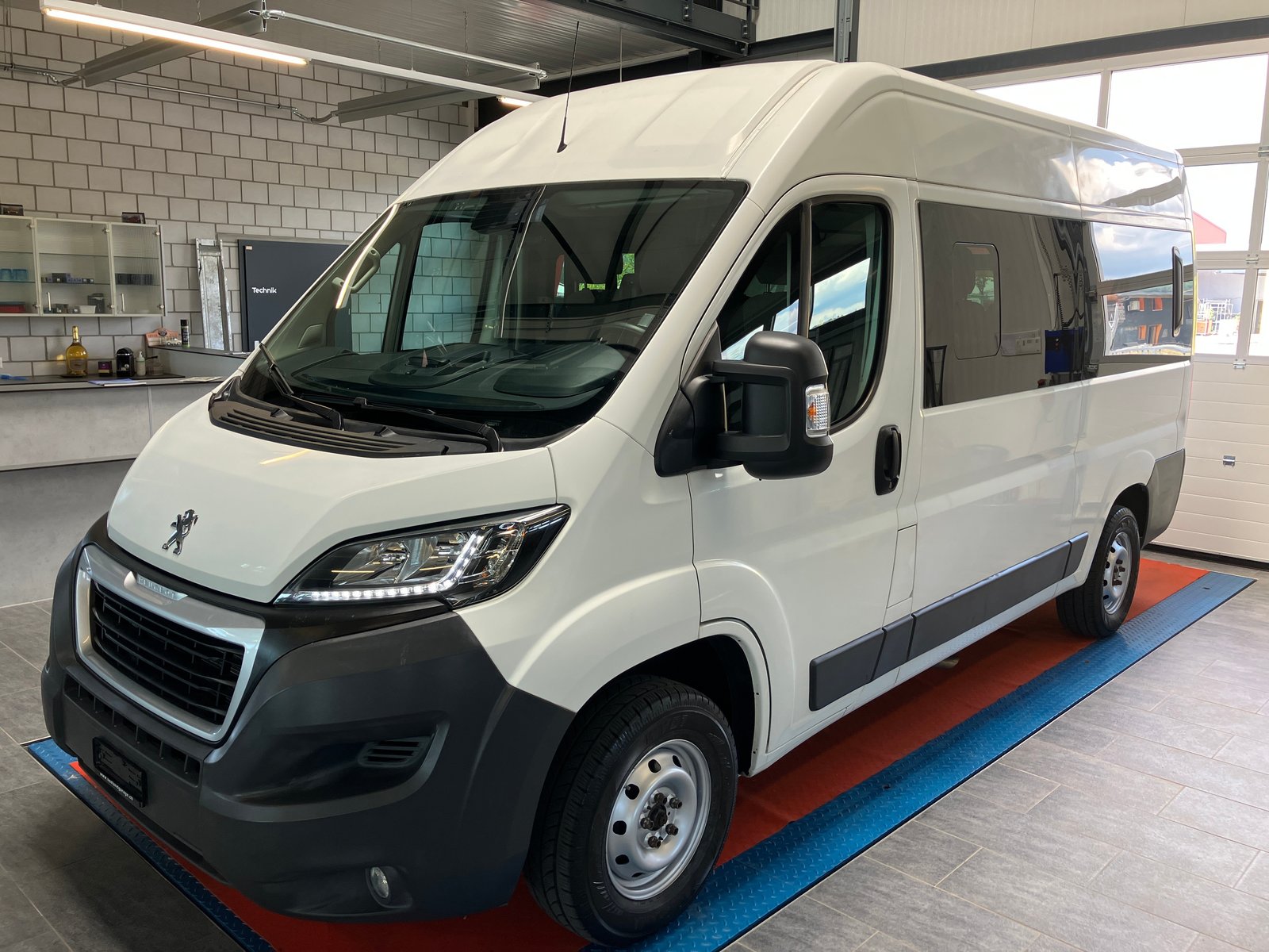 PEUGEOT Boxer 2.0 BlueHDI 333 Allure L2H2 9 Plätze, Diesel, Occasion / Gebraucht, Handschaltung - 7