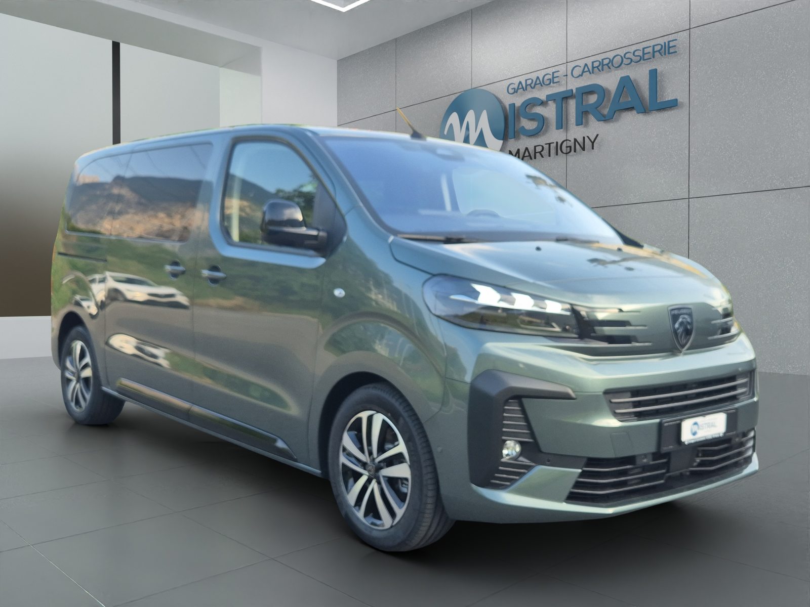 PEUGEOT Traveller Standard 2.2 BlueHDi 180  Family Edition S/S