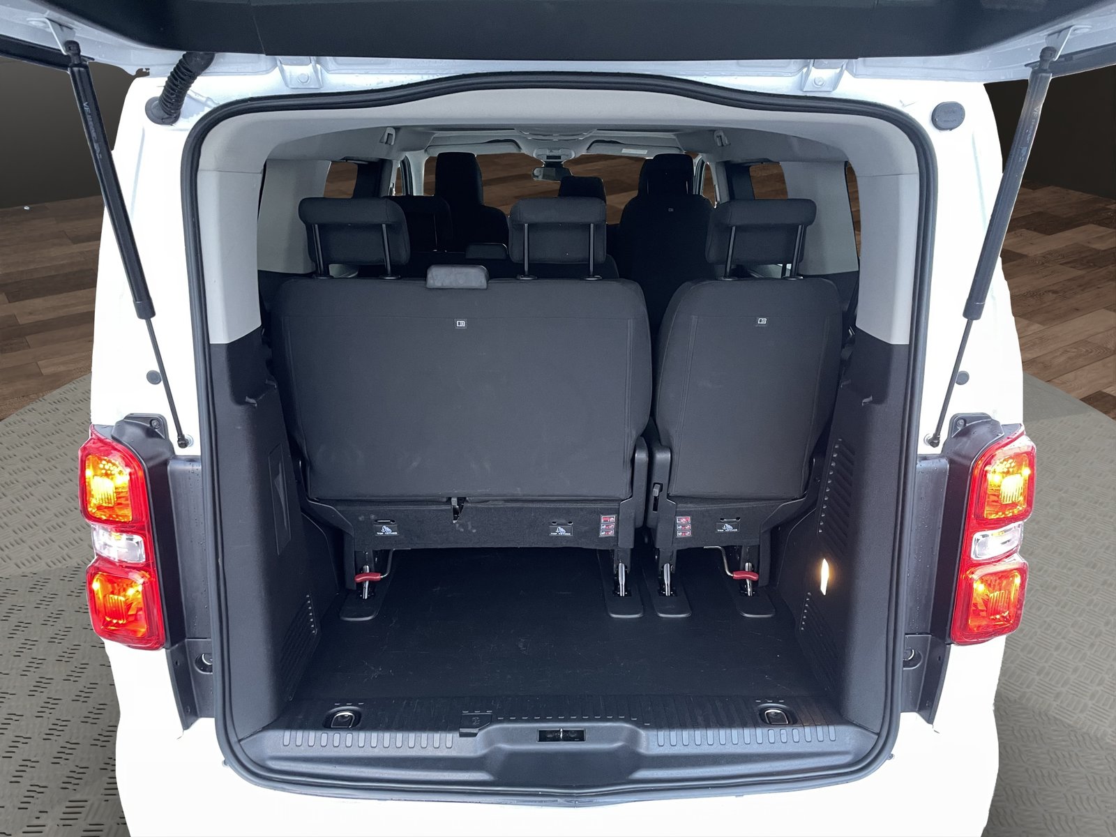PEUGEOT Traveller 2.0 BlueHDi Business Standard EAT8, Diesel, Second hand / Used, Automatic - 6