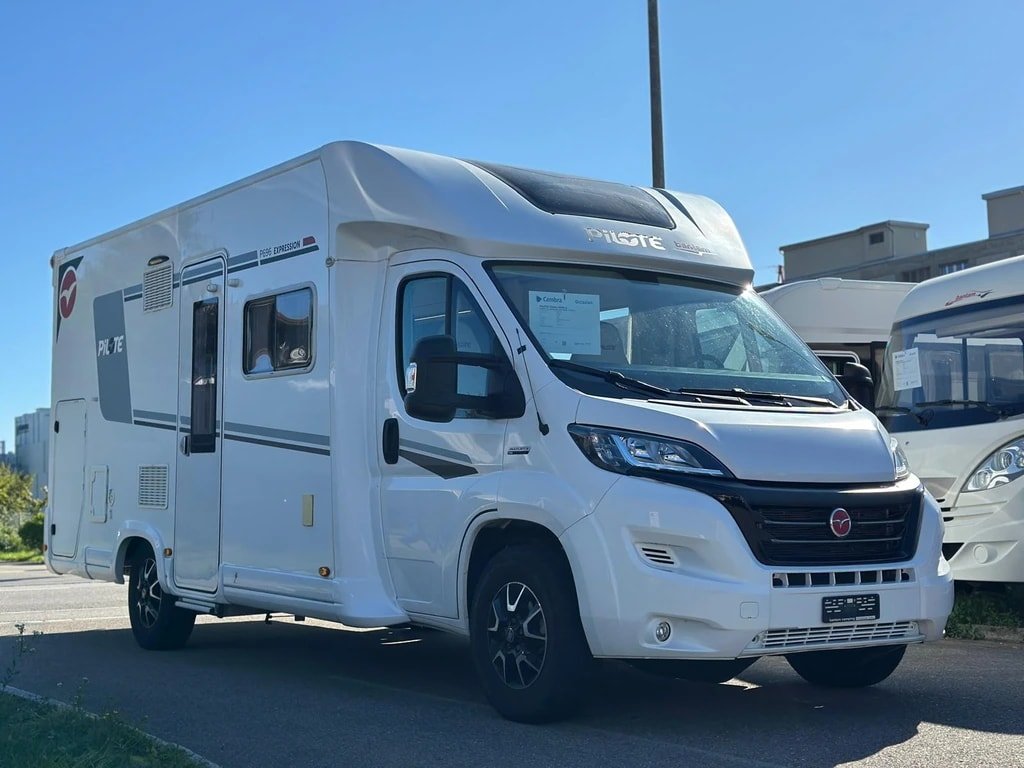 PILOTE Pilote P696 D**Hubbett**Doppelbett**4 Pers.**6.95m Länge**45