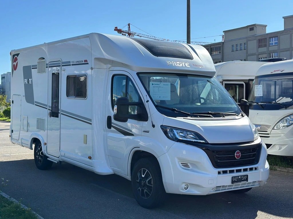 PILOTE Pilote P696 D**Hubbett**Doppelbett**4 Pers.**6.95m Länge**45, Diesel, Occasion / Utilisé, Manuelle - 3