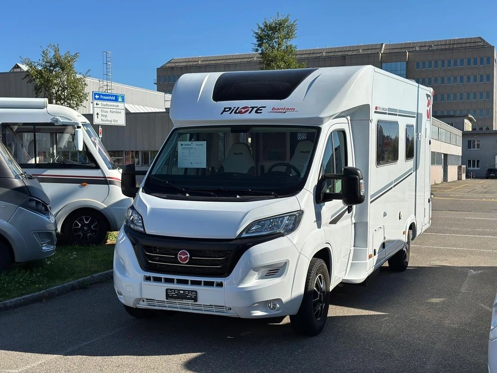 PILOTE Pilote P696 D**Hubbett**Doppelbett**4 Pers.**6.95m Länge**45, Diesel, Occasion / Utilisé, Manuelle - 4