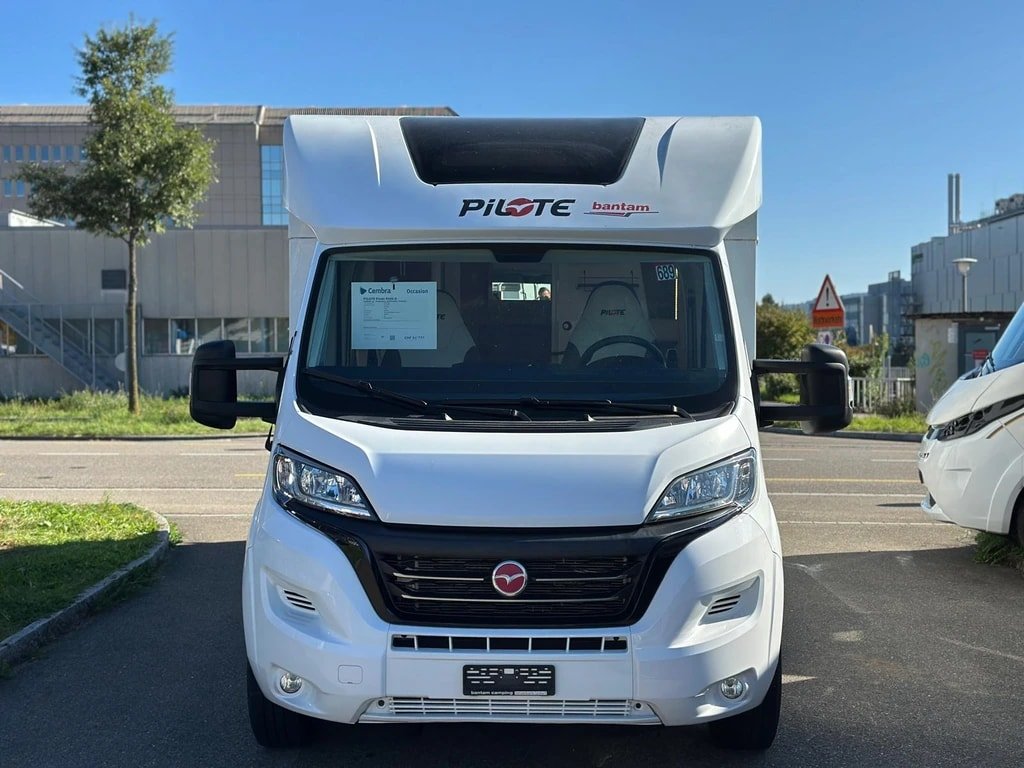 PILOTE Pilote P696 D**Hubbett**Doppelbett**4 Pers.**6.95m Länge**45, Diesel, Occasion / Utilisé, Manuelle - 5