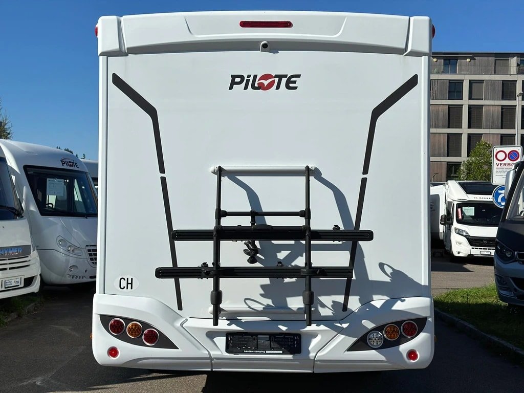 PILOTE Pilote P696 D**Hubbett**Doppelbett**4 Pers.**6.95m Länge**45, Diesel, Occasion / Utilisé, Manuelle - 6