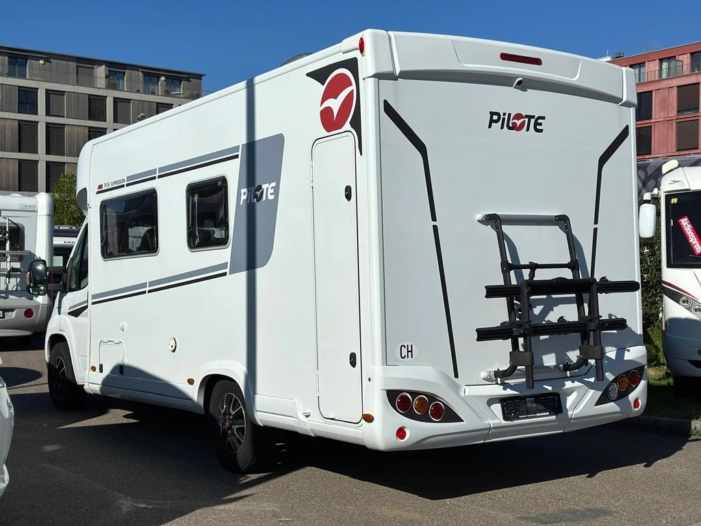 PILOTE Pilote P696 D**Hubbett**Doppelbett**4 Pers.**6.95m Länge**45, Diesel, Occasion / Utilisé, Manuelle - 7