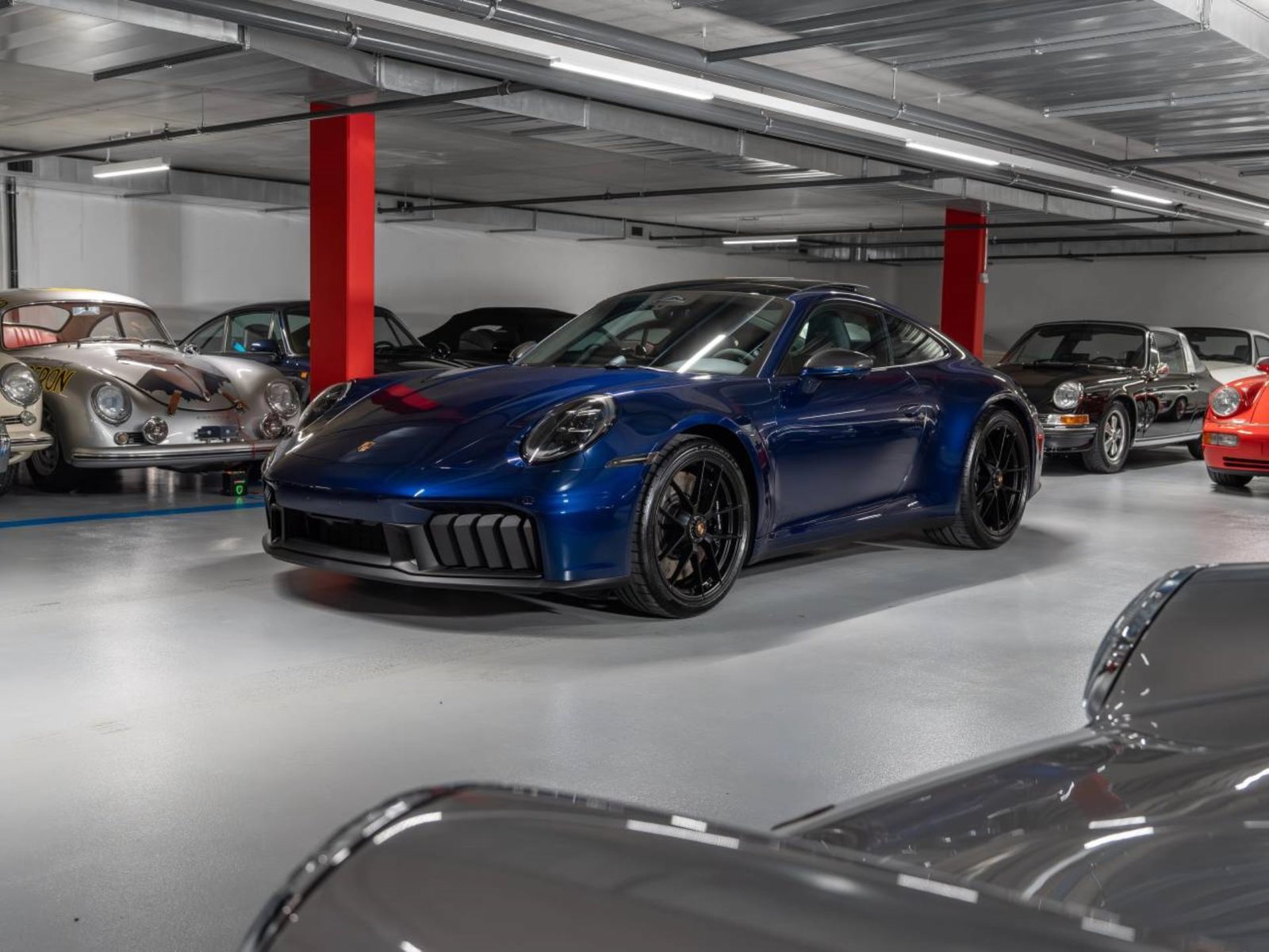 PORSCHE 911 Carrera 4 GTS