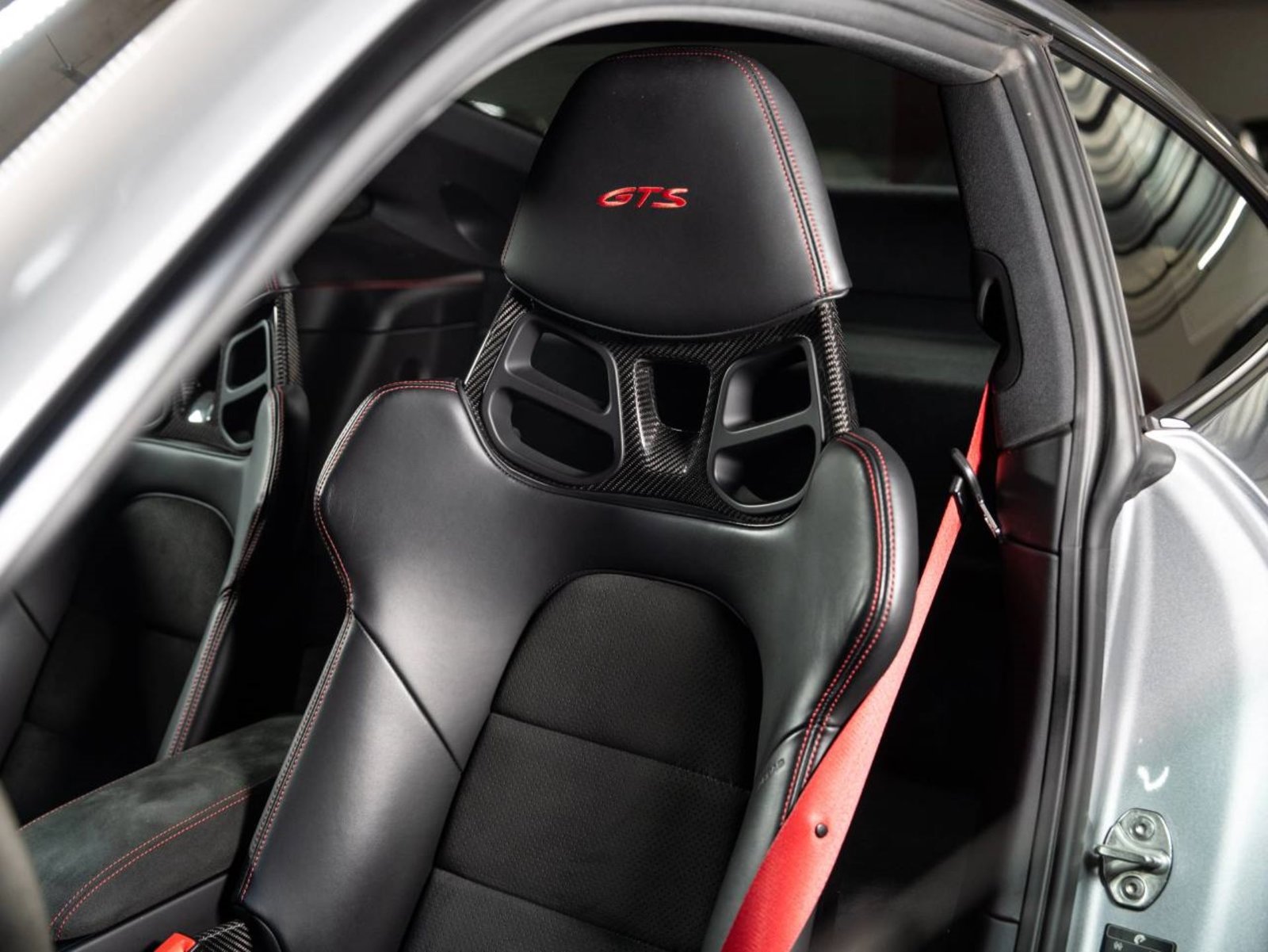 PORSCHE 911 Carrera 4 GTS Coupé, Petrol, Second hand / Used, Manual - 5