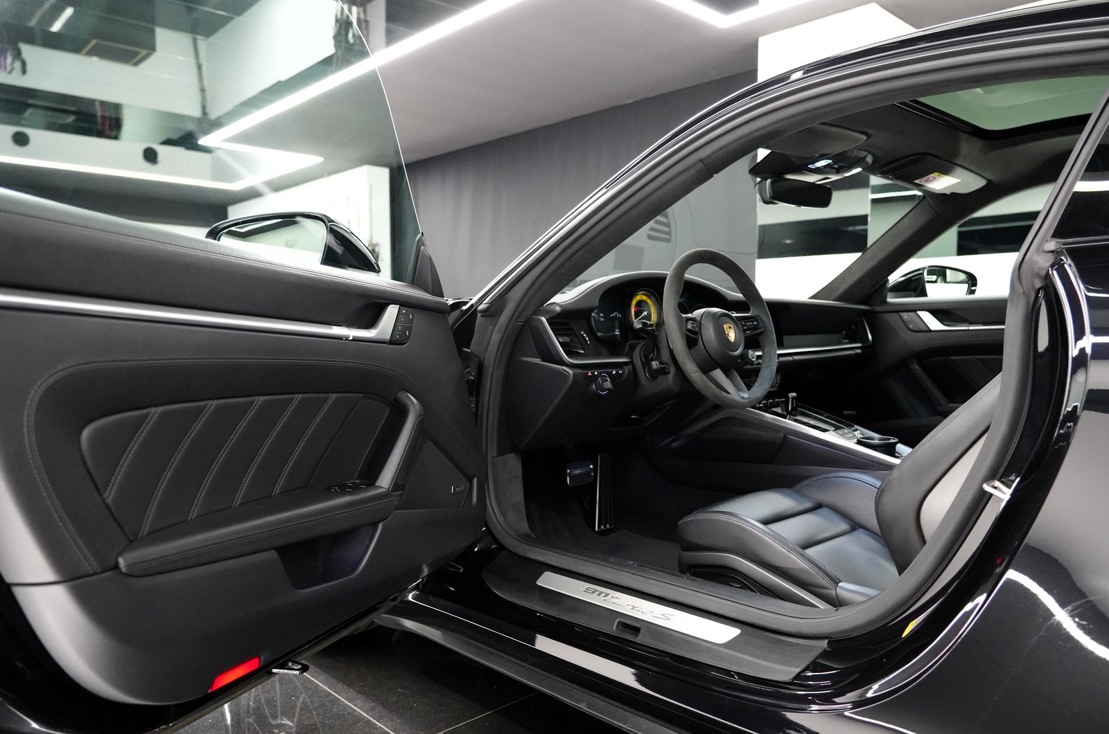 PORSCHE 911 Turbo S, Petrol, Second hand / Used, Automatic - 7