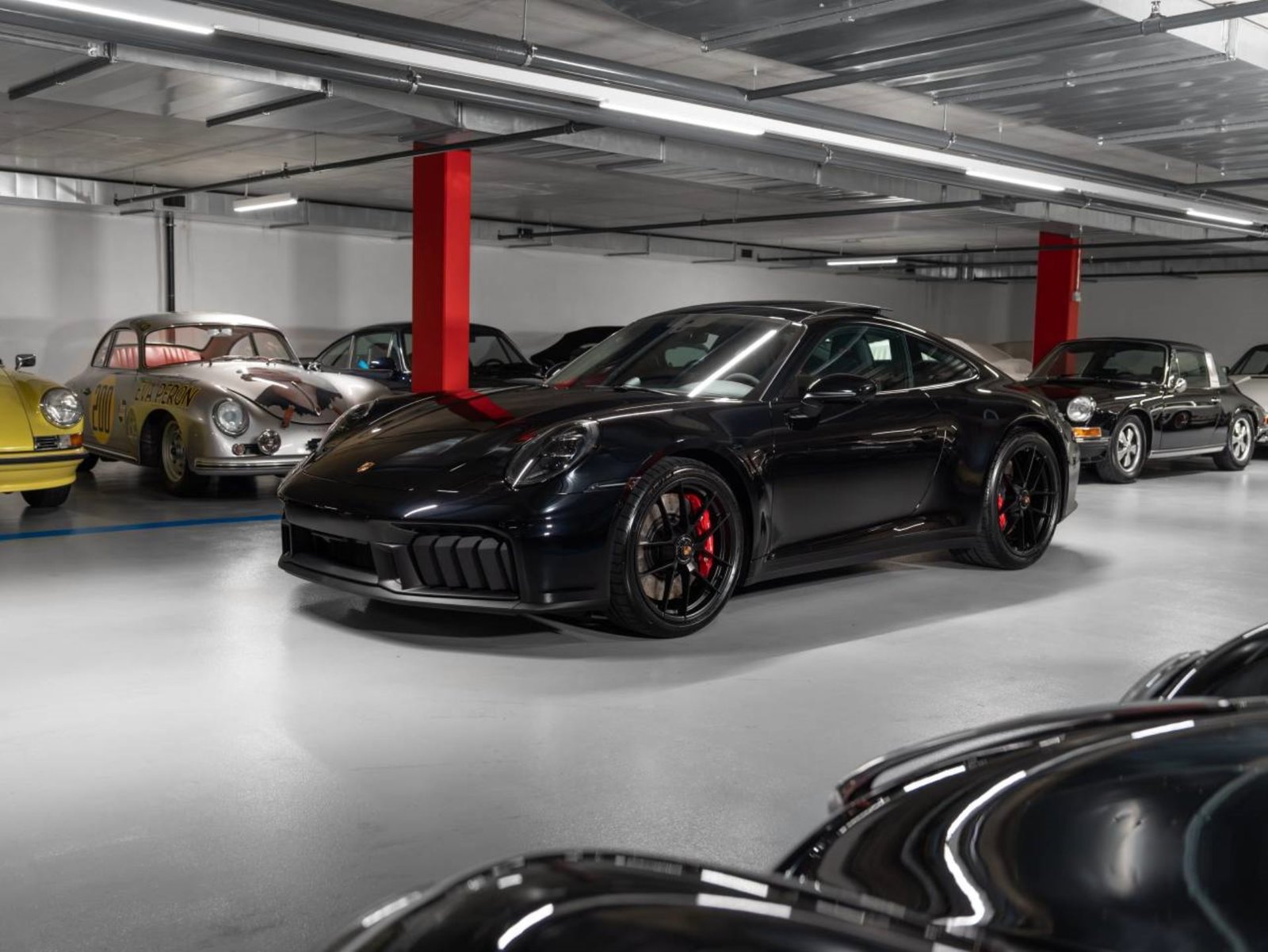 PORSCHE 911 Carrera 4 GTS