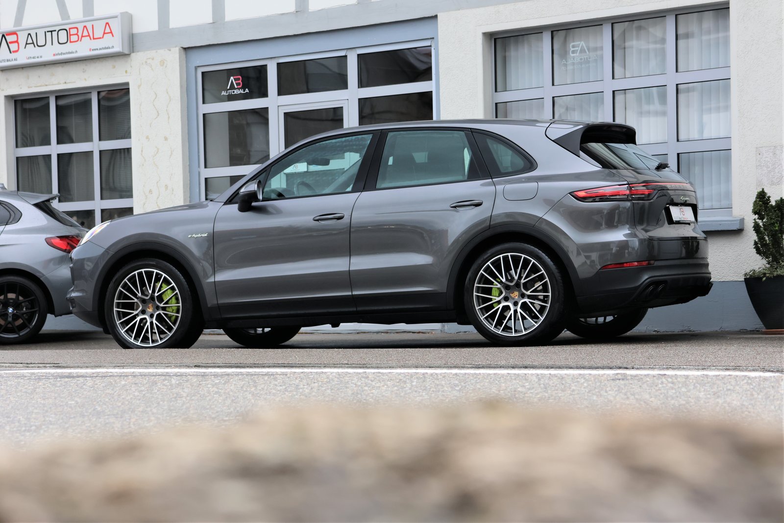 PORSCHE Cayenne E-Hybrid (CH) + 3'500KG AHK, Plug-in-Hybrid Petrol/Electric, Second hand / Used, Automatic - 4