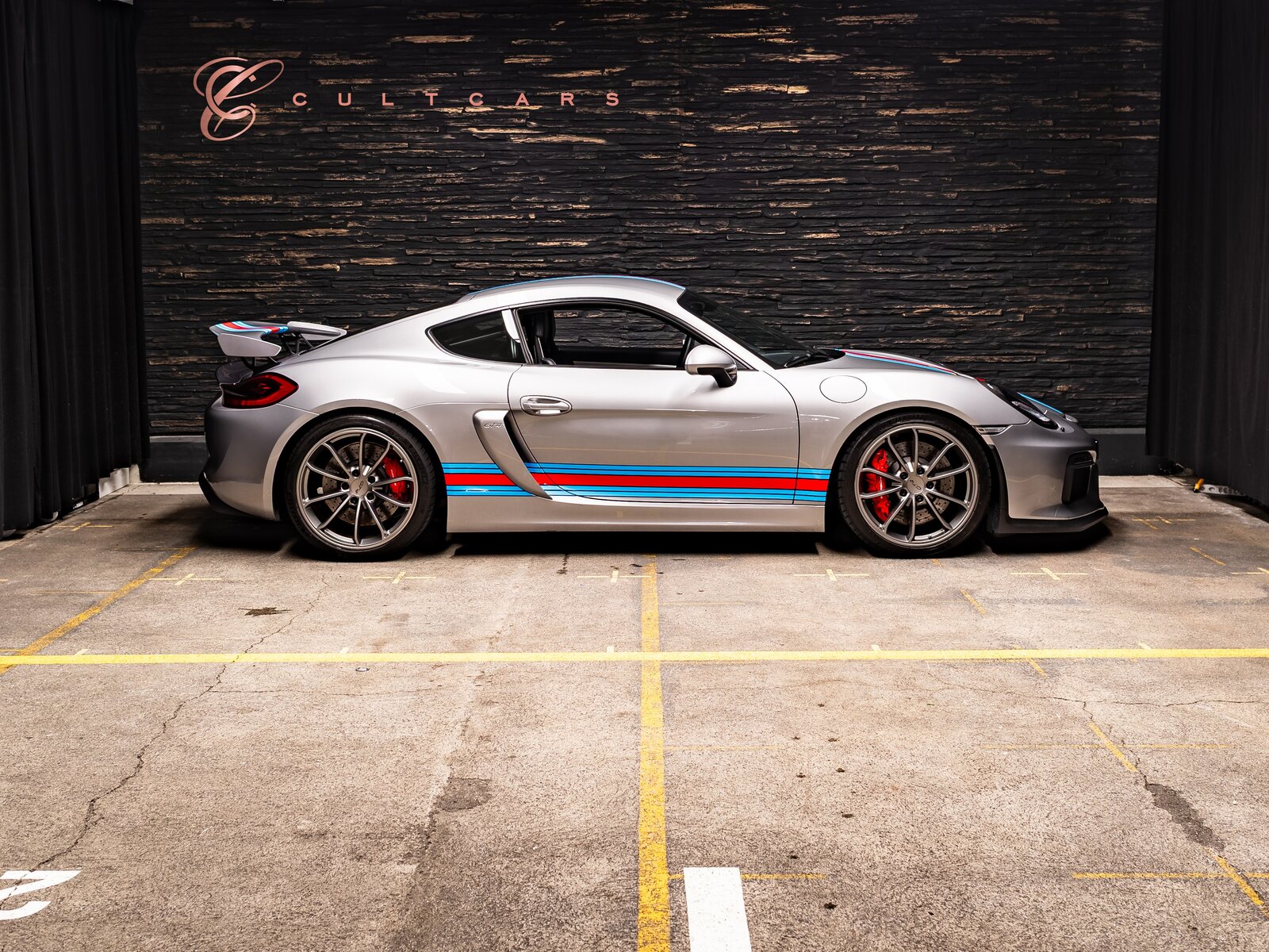 PORSCHE Cayman GT4