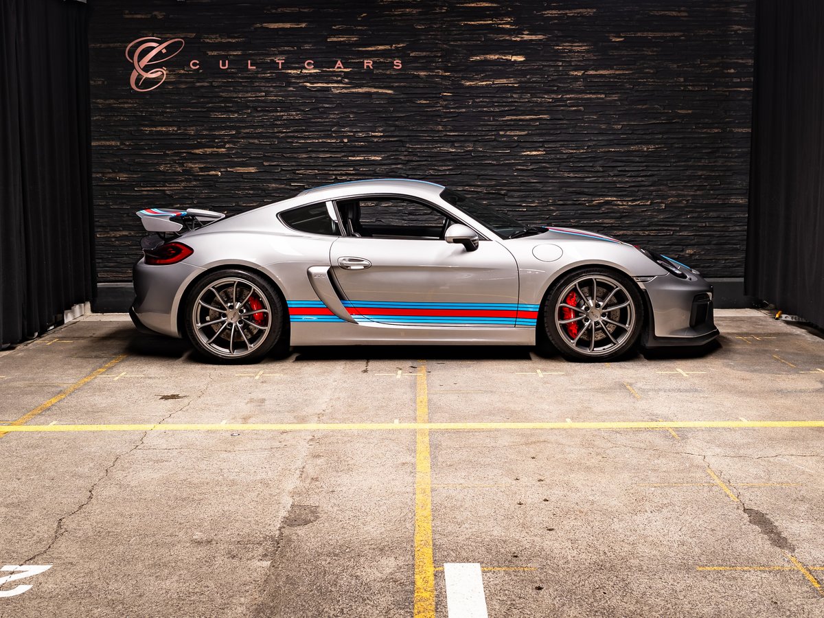 PORSCHE Cayman GT4