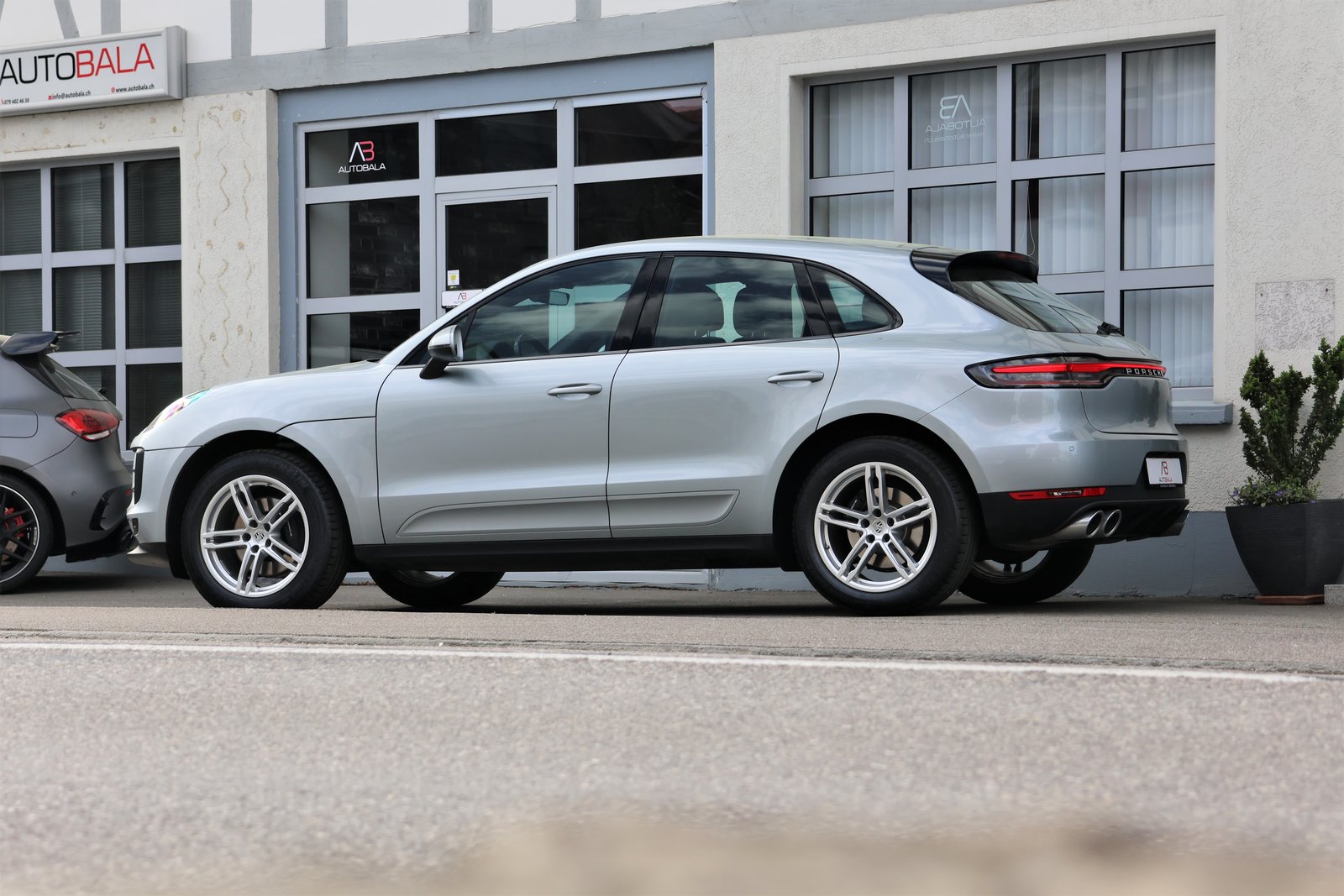 PORSCHE Macan PDK, Petrol, Second hand / Used, Automatic - 4