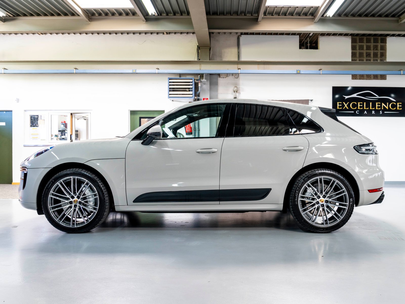 PORSCHE Macan Turbo PDK, Petrol, Second hand / Used, Automatic - 4