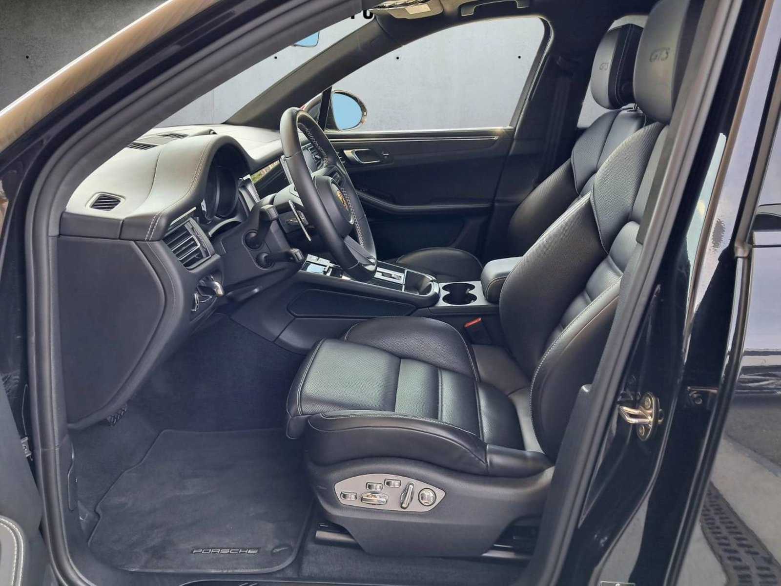 PORSCHE Macan GTS, Petrol, Second hand / Used, Automatic - 4