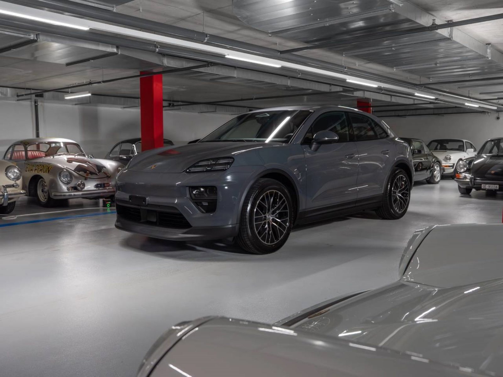 PORSCHE Macan 4