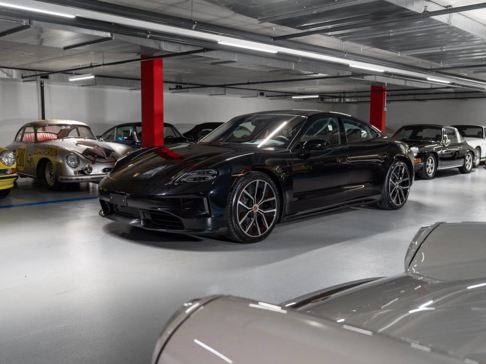 PORSCHE Taycan 4 Black Edition