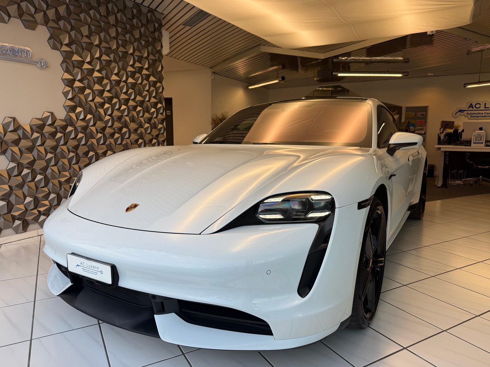 PORSCHE Taycan Turbo