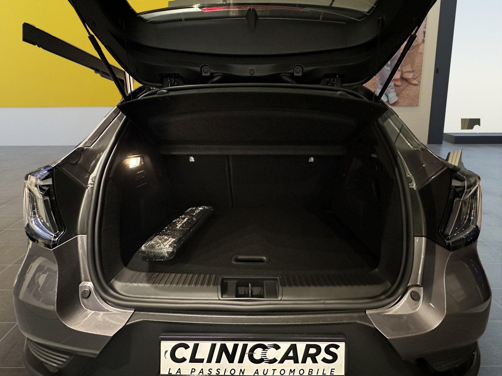 RENAULT Captur 1.6 E-Tech 145 Esprit Alpine DHT, Full-Hybrid Petrol/Electric, New car, Automatic - 4