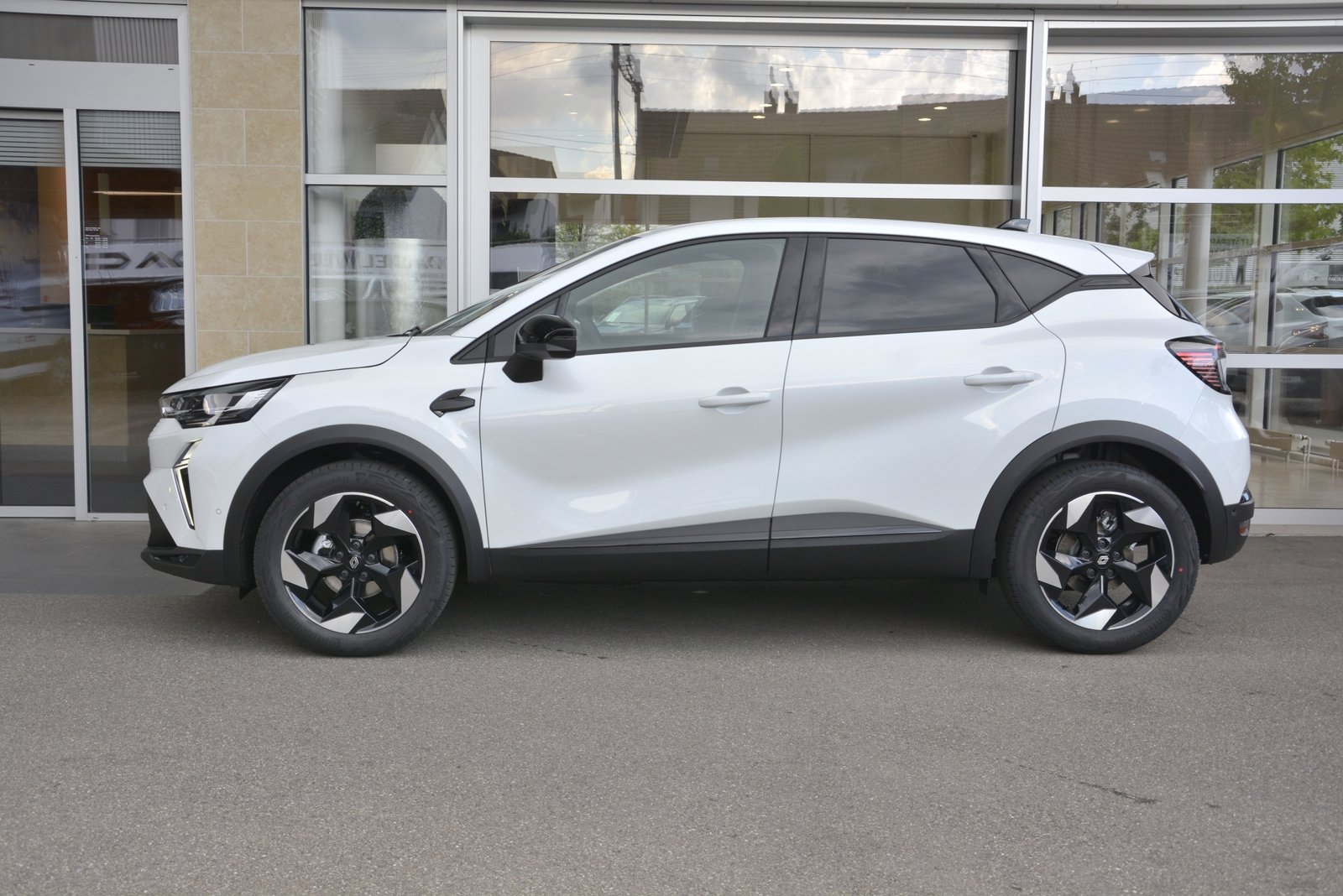 RENAULT CAPTUR techno mild hybrid 140 EDC, Mild-Hybrid Petrol/Electric, New car, Automatic - 4