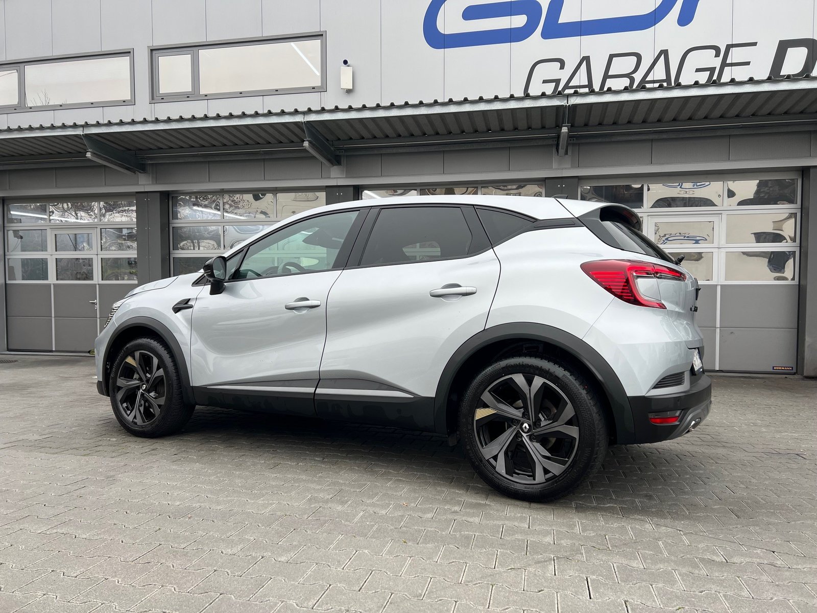 RENAULT Captur 1.6 E-Tech 145 E-Tech Engineered DHT, Full-Hybrid Petrol/Electric, Second hand / Used, Automatic - 3