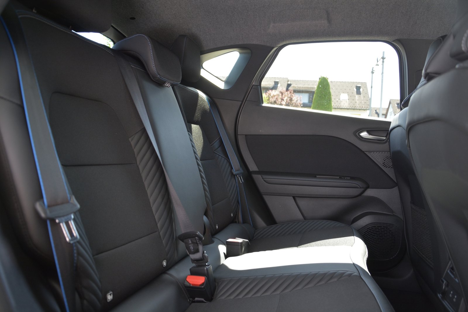 RENAULT Captur 1.3 TCe 160 esprit Alpine EDC, Mild-Hybrid Petrol/Electric, Second hand / Used, Automatic - 7
