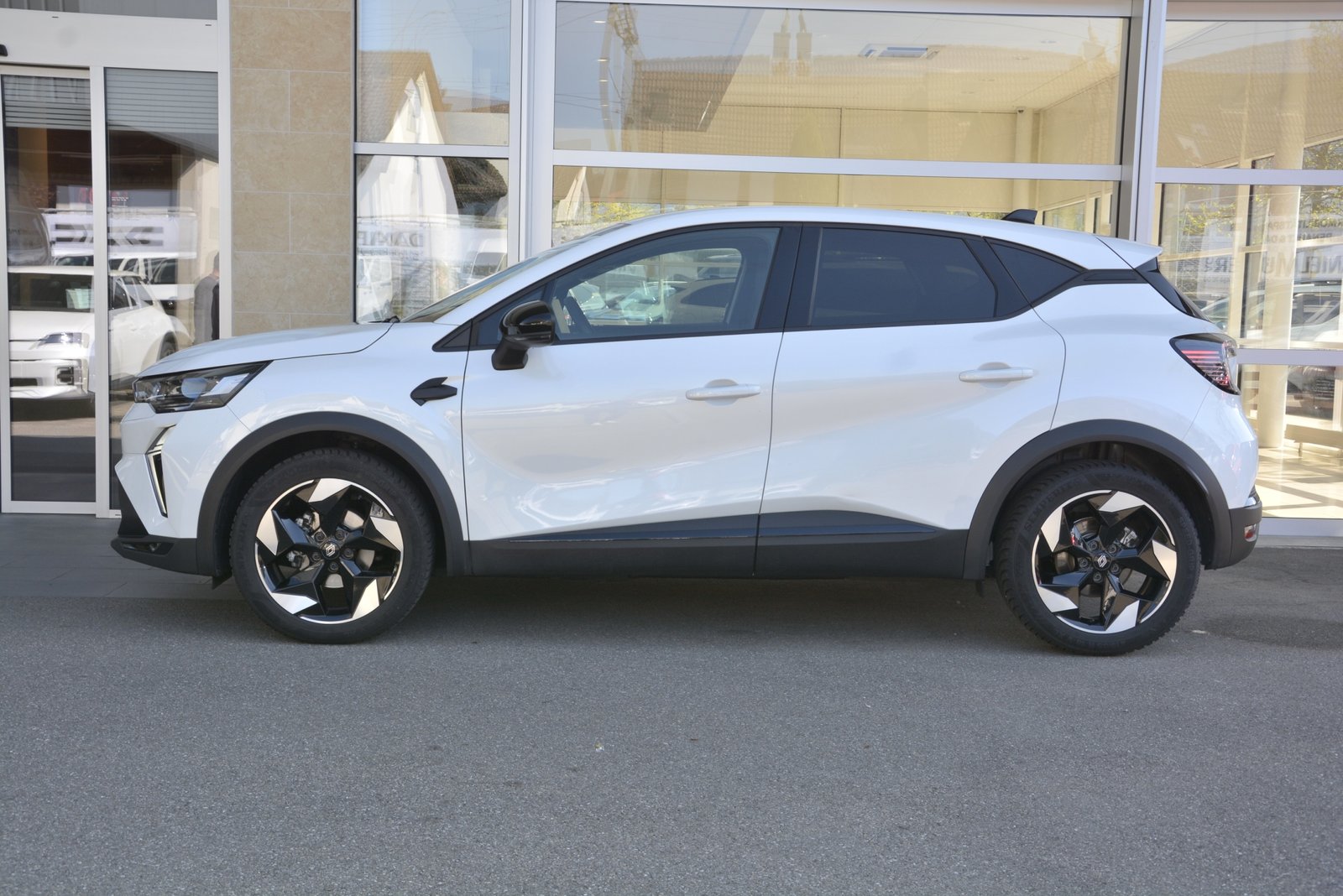 RENAULT Captur 1.3 TCe 140 techno, Mild-Hybrid Petrol/Electric, Ex-demonstrator, Manual - 3