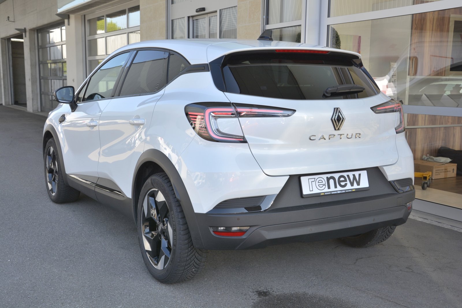 RENAULT Captur 1.3 TCe 140 techno, Mild-Hybrid Petrol/Electric, Ex-demonstrator, Manual - 4