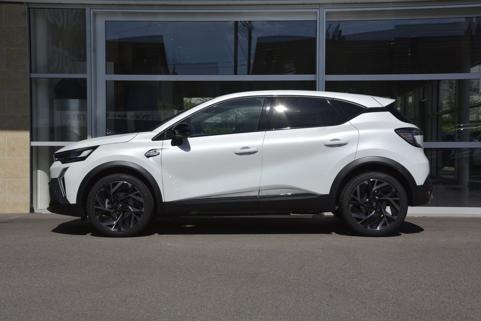 RENAULT Captur 1.3 TCe 160 esprit Alpine EDC, Mild-Hybrid Petrol/Electric, Ex-demonstrator, Automatic - 3