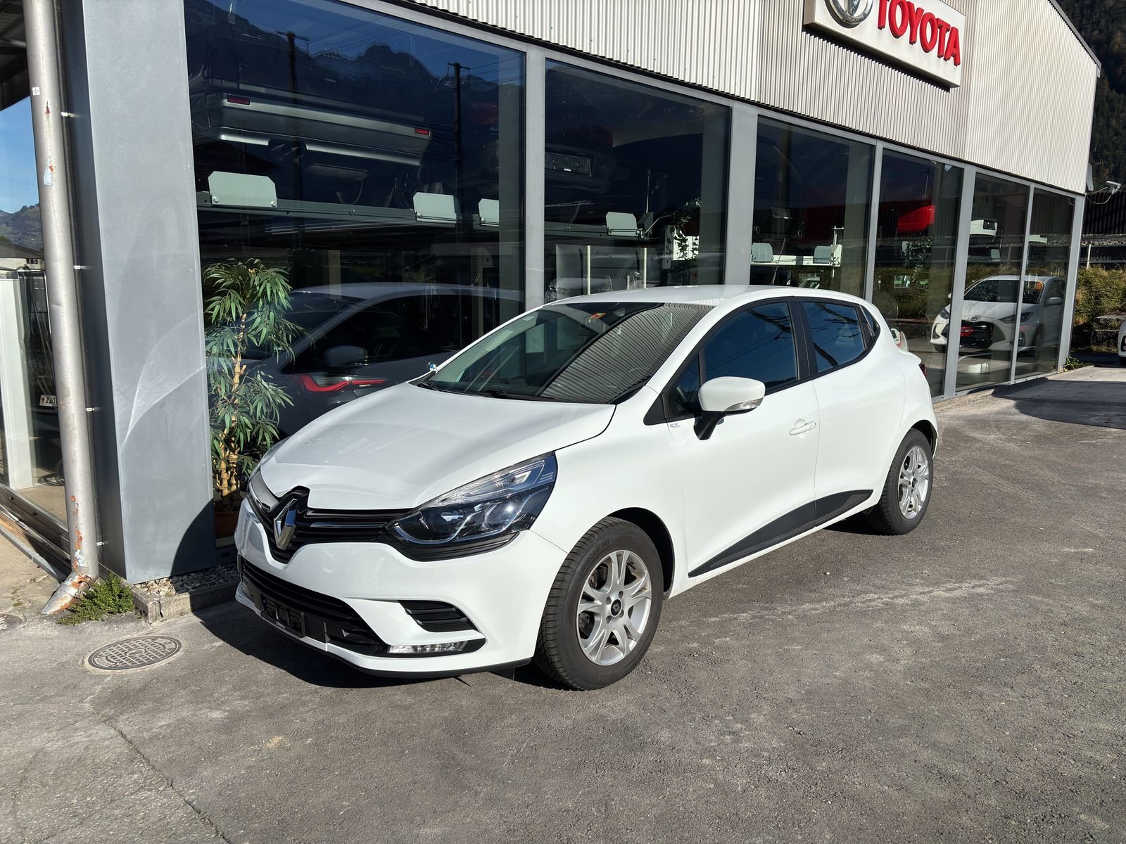 RENAULT Clio 0.9 12V Zen, Petrol, Second hand / Used, Manual - 2