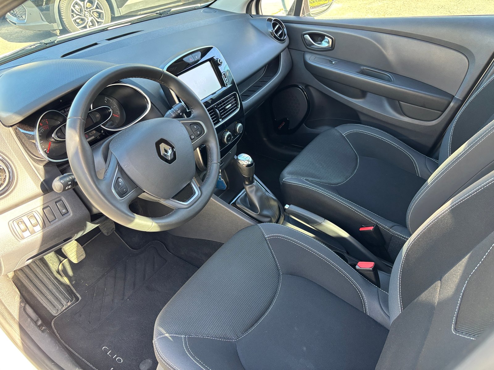 RENAULT Clio 0.9 12V Zen, Petrol, Second hand / Used, Manual - 6