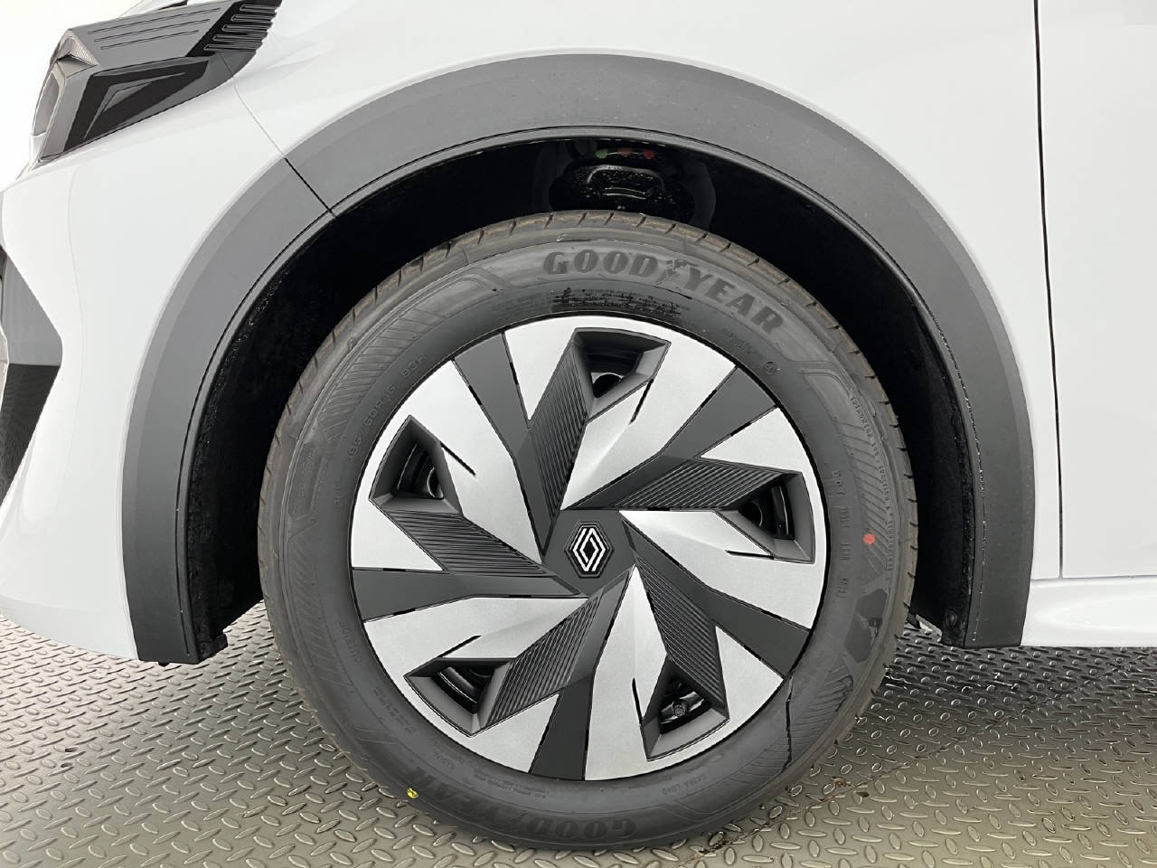 RENAULT Clio 1.8 E-Tech evolution, Full-Hybrid Petrol/Electric, New car, Automatic - 6