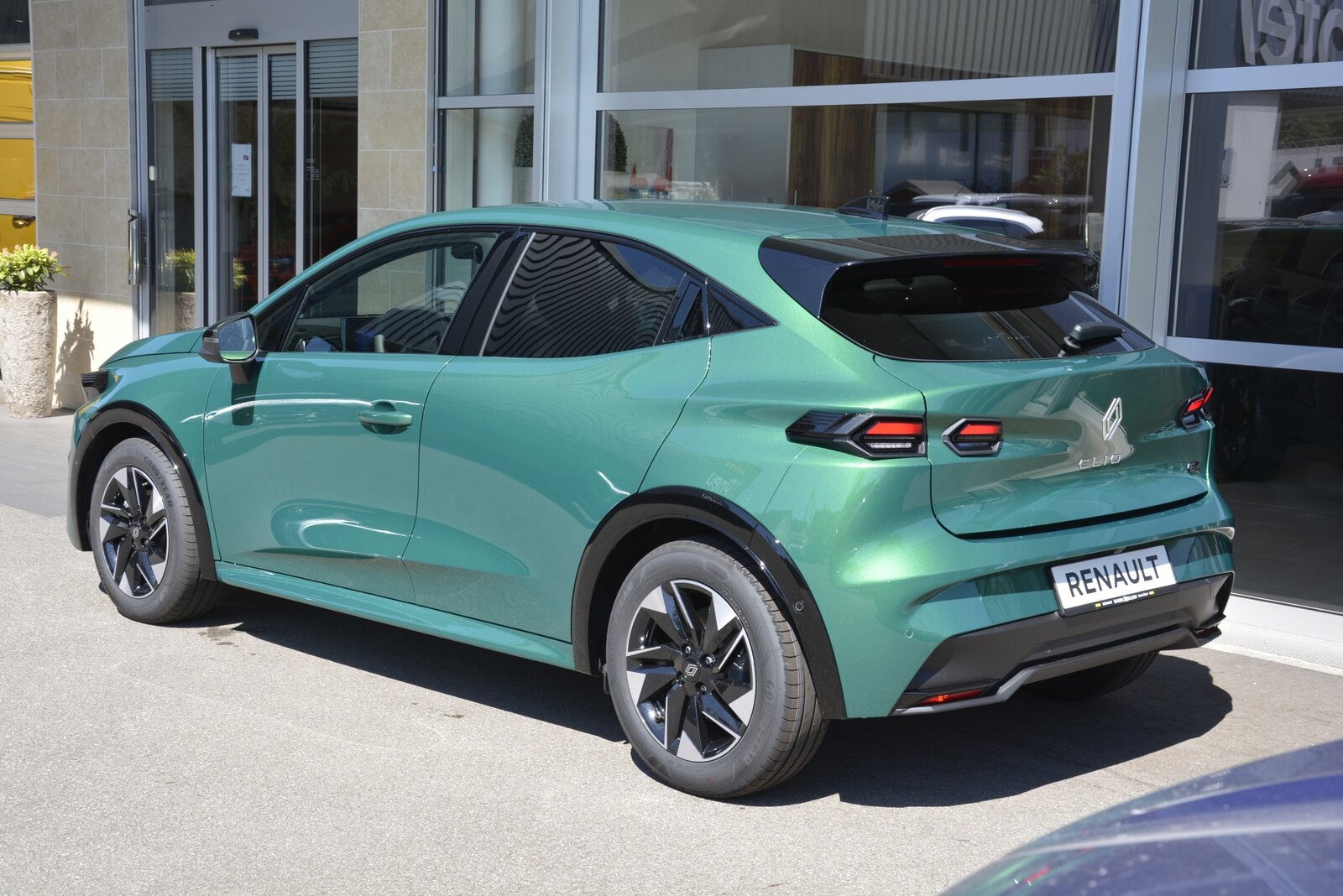 RENAULT CLIO techno full hybrid E-Tech 160, Full-Hybrid Petrol/Electric, New car, Automatic - 4