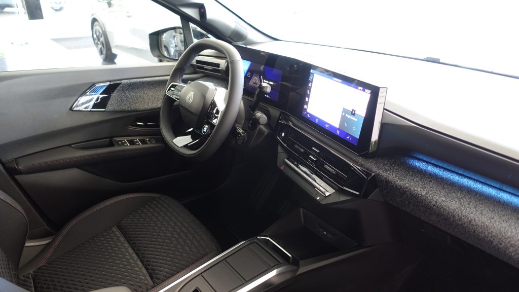 RENAULT CLIO 1.8 E-Tech techno, Full-Hybrid Petrol/Electric, New car, Automatic - 5