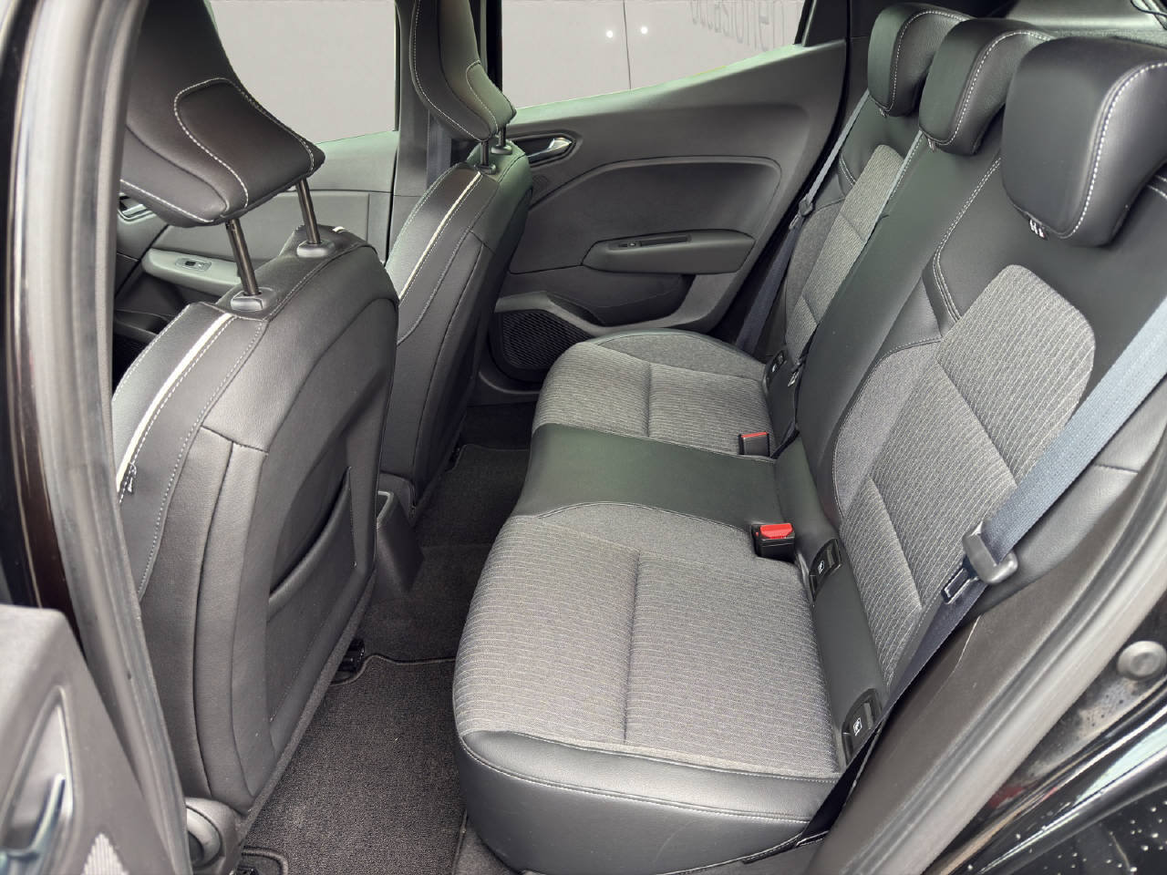 RENAULT Clio 1.0 TCe Intens CVT, Petrol, Second hand / Used, Automatic - 6