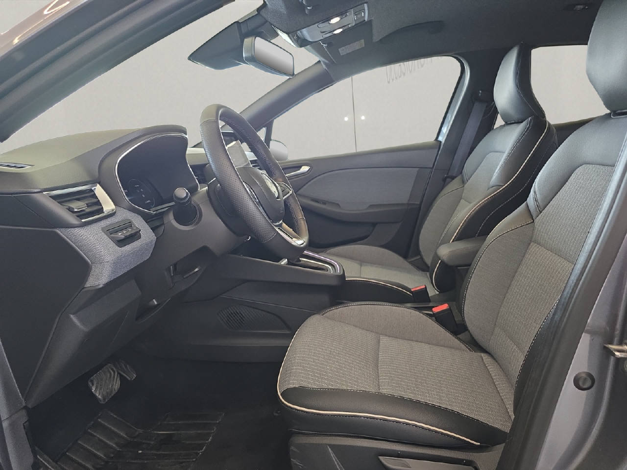 RENAULT Clio 1.6 E-Tech techno, Full-Hybrid Petrol/Electric, Second hand / Used, Automatic - 4