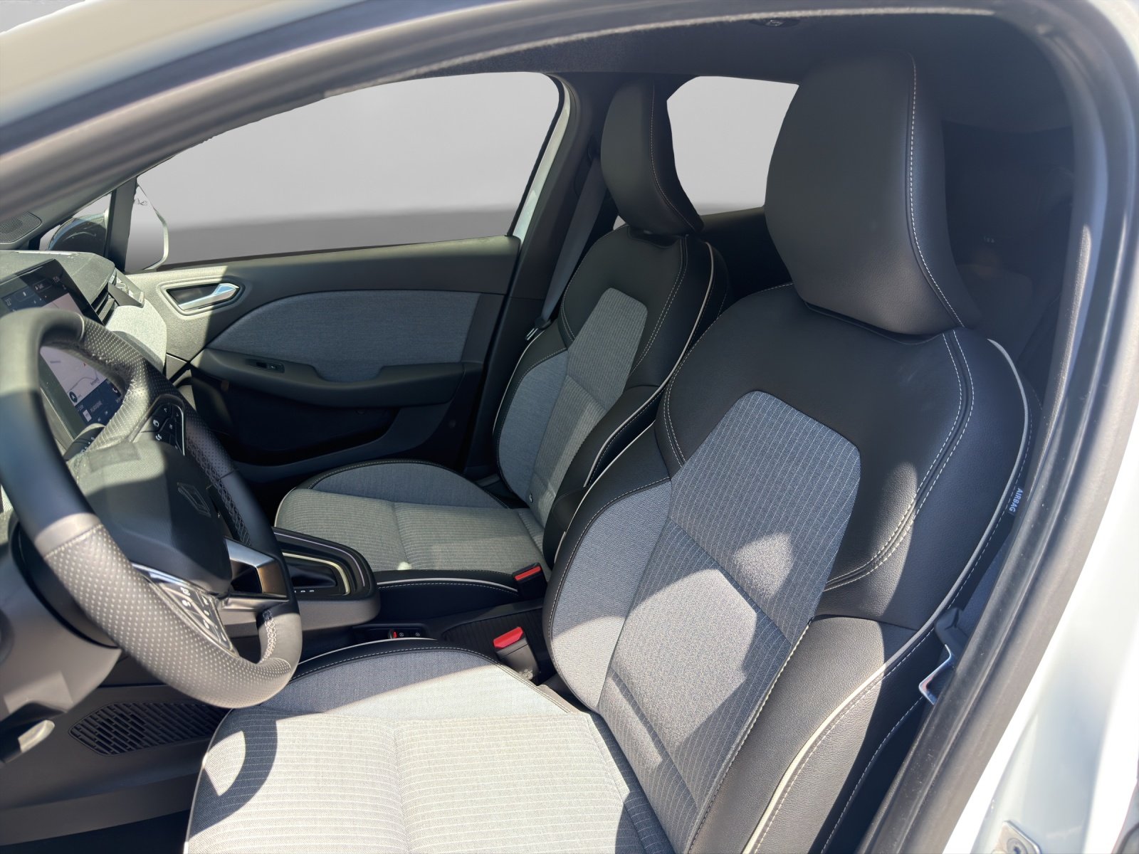 RENAULT Clio 1.6 E-Tech techno, Voll-Hybrid Benzin/Elektro, Occasion / Gebraucht, Automatik - 6