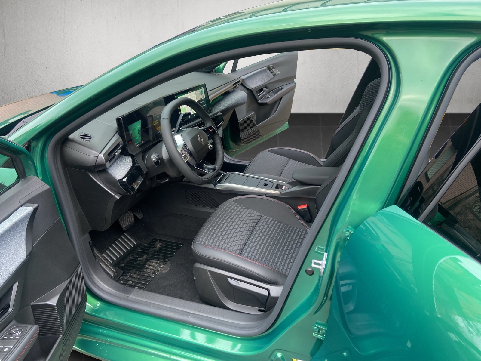 RENAULT Clio 1.8 E-Tech Techno, Petrol, Ex-demonstrator, Automatic - 7
