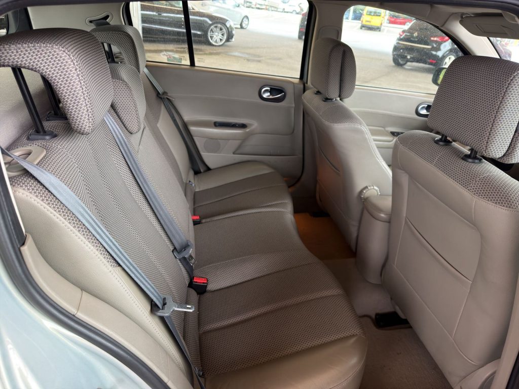 RENAULT MÉGANE 2.0 16V Priv. Luxe, Benzina, Occasioni / Usate, Automatico - 4