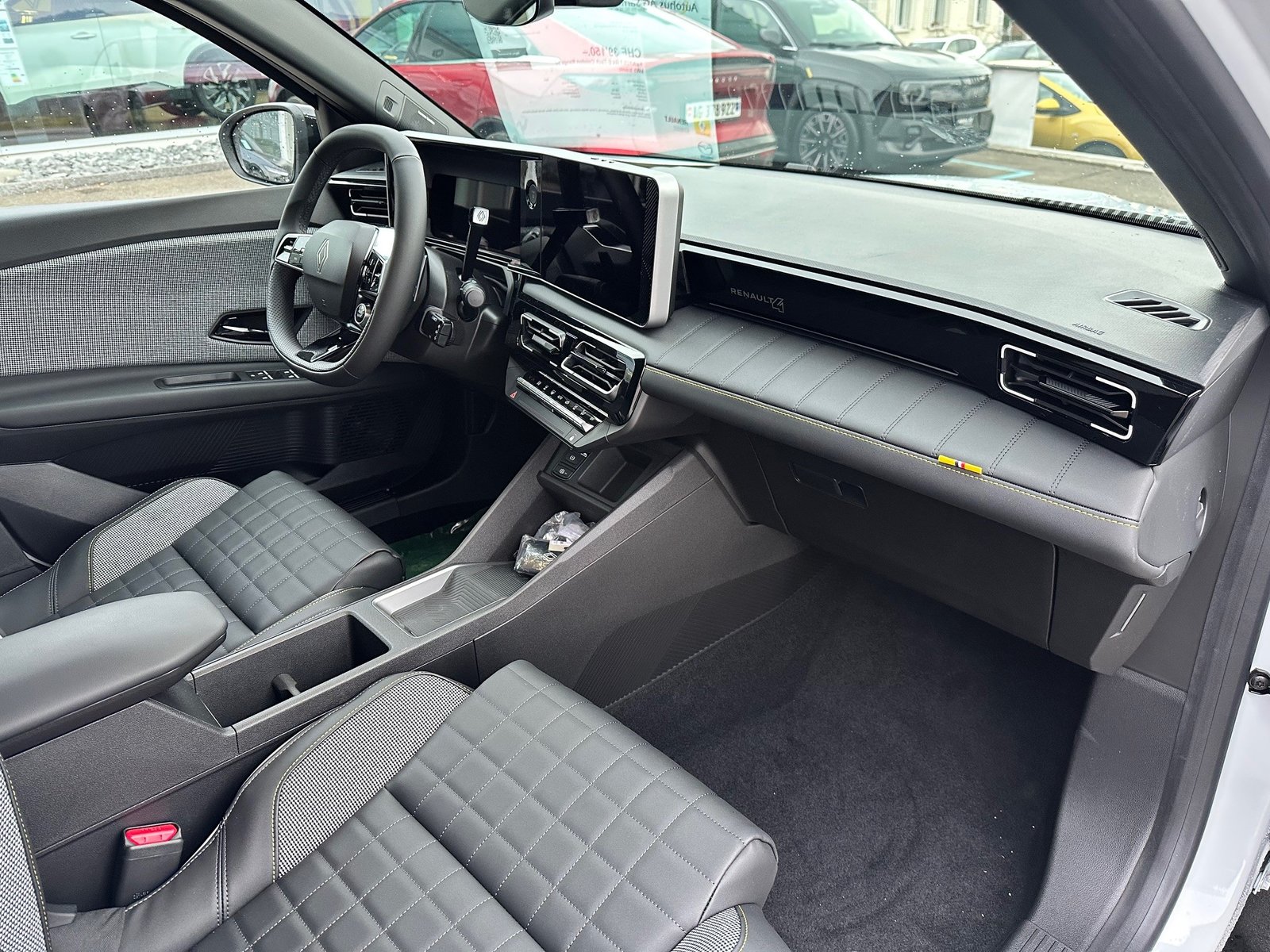 RENAULT R4 E-Tech Comfort Range 52 kWh Iconic, Electric, New car, Automatic - 6