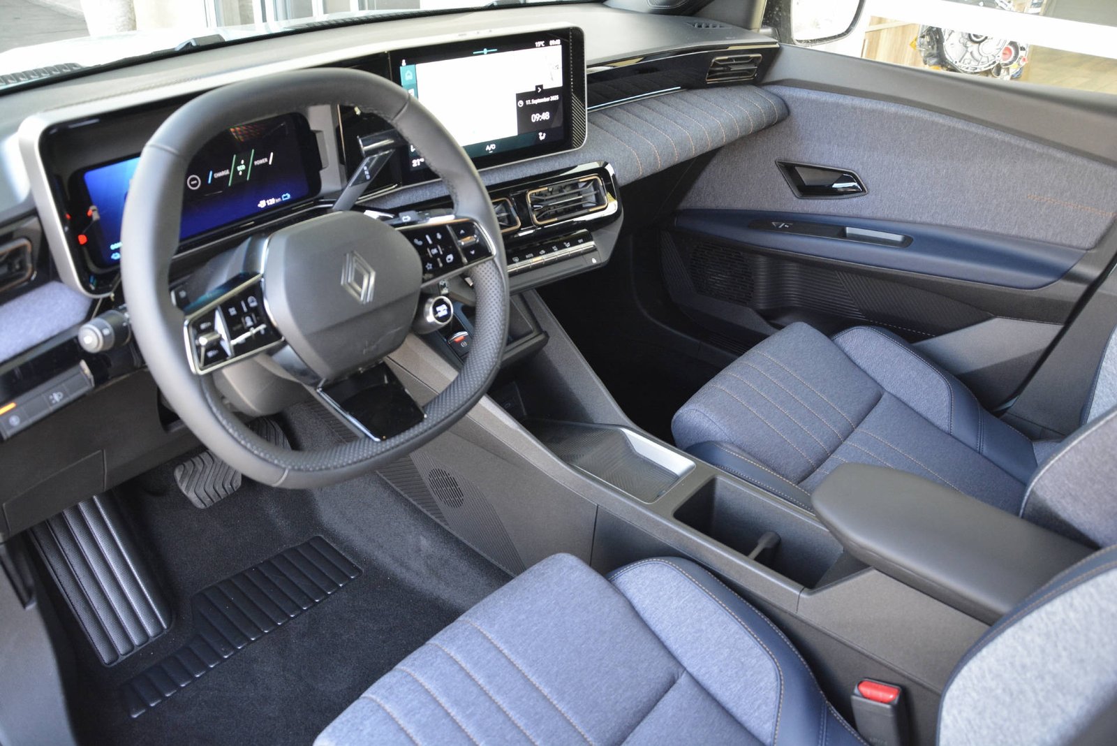 RENAULT R4 E-TECH ELECTRIC techno 150PS Comfort Range, Électrique, Voiture nouvelle, Automatique - 4