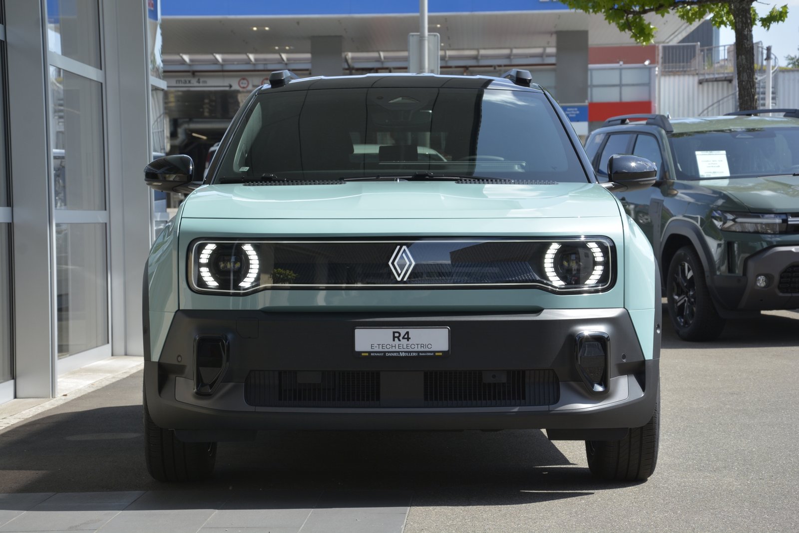RENAULT R4 E-TECH ELECTRIC iconic 150PS Comfort Range, Electric, New car, Automatic - 2