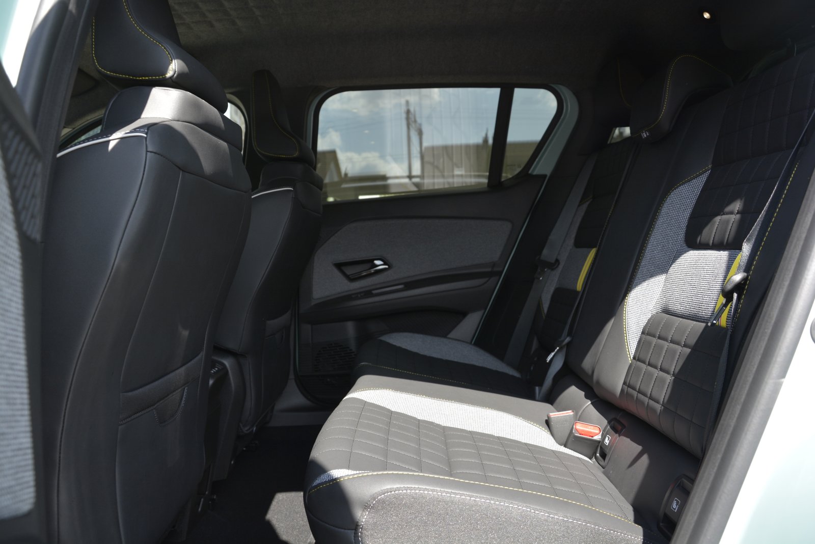RENAULT R4 E-TECH ELECTRIC iconic 150PS Comfort Range, Electric, New car, Automatic - 7