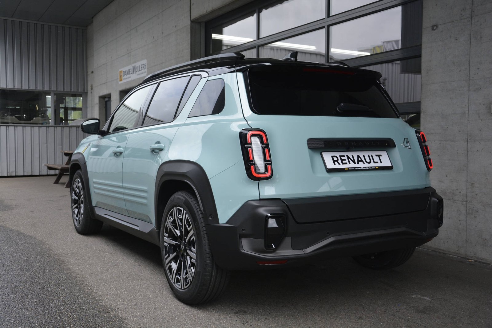 RENAULT R4 E-Tech electric iconic 150 Comfort, Electric, Ex-demonstrator, Automatic - 4