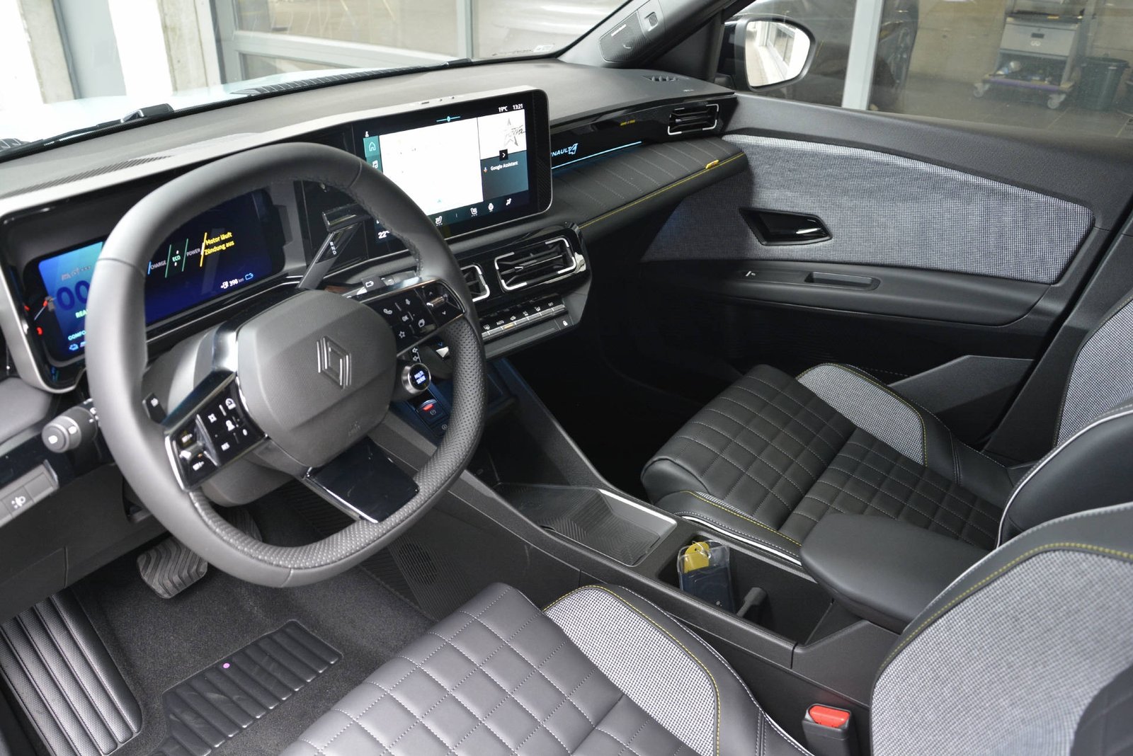 RENAULT R4 E-Tech electric iconic 150 Comfort, Electric, Ex-demonstrator, Automatic - 5