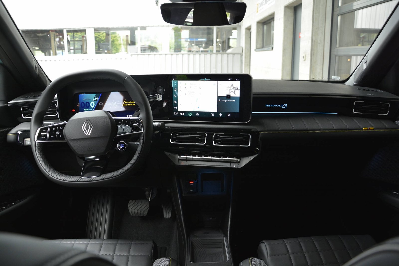 RENAULT R4 E-Tech electric iconic 150 Comfort, Electric, Ex-demonstrator, Automatic - 6