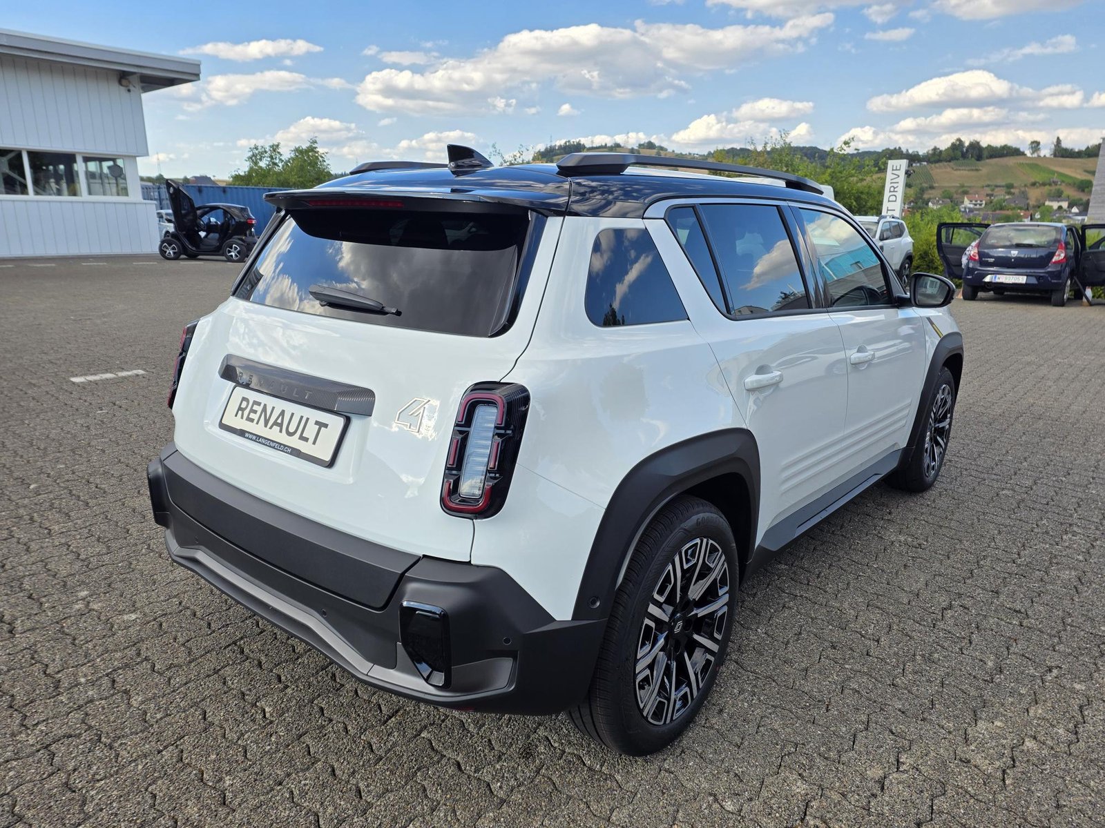 RENAULT R4 E-Tech Comfort Range iconic, Electric, Ex-demonstrator, Automatic - 3