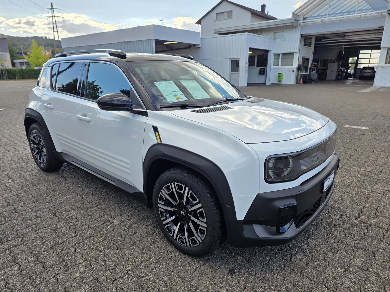 RENAULT R4 E-Tech Comfort Range iconic, Electric, Ex-demonstrator, Automatic - 4